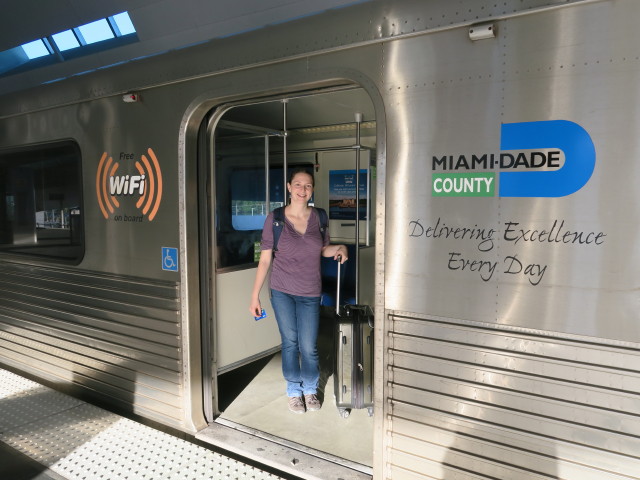 Sabine in der Metrorail in der Miami Airport Station (4. Nov.)