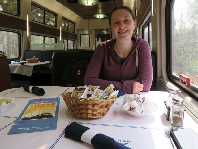 Sabine im Amtrak Train 98 'Silver Meteor'  (5. Nov.)