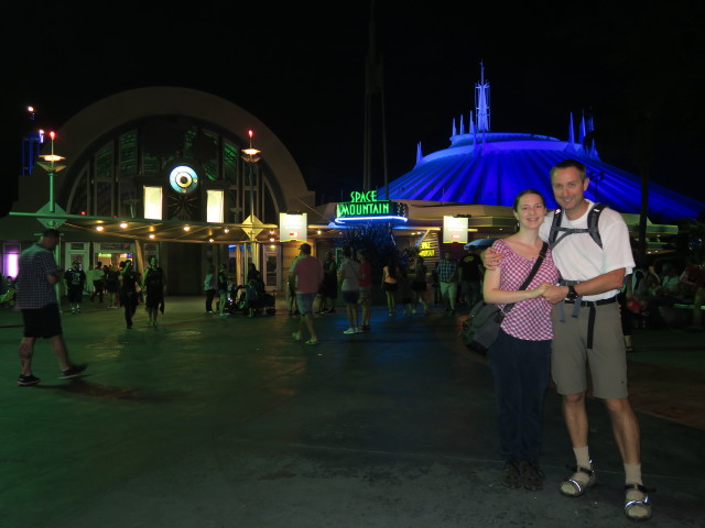 Sabine und ich beim Space Mountain im Magic Kingdom (7. Nov.)