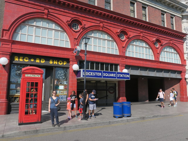 Sabine in der Diagon Alley in den Universal Studios Florida (8. Nov.)