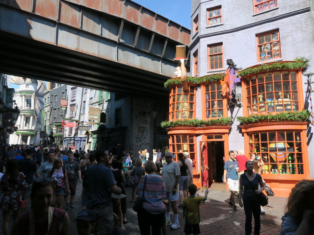 Sabine in der Diagon Alley in den Universal Studios Florida (8. Nov.)