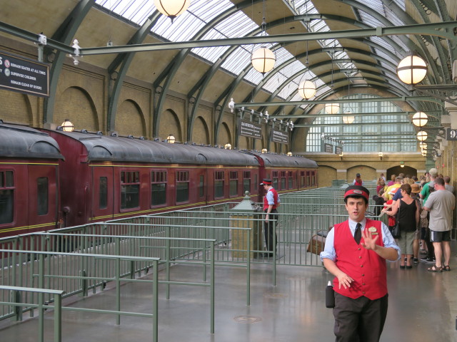 Hogwarts Express in der King's Cross Station in den Universal Studios Florida (8. Nov.)