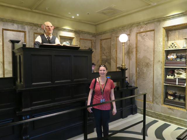 Sabine in Gringotts Money Exchange in den Universal Studios Florida (9. Nov.)