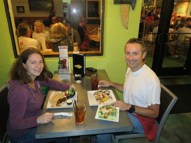 Sabine und ich im Rusty Bellies Waterfront Grill in Tarpon Springs (10. Nov.)