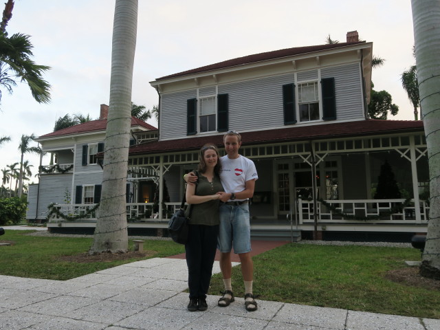 Sabine und ich beim Edison-Haupthaus in Edison and Ford Winter Estates in Fort Myers (12. Nov.)