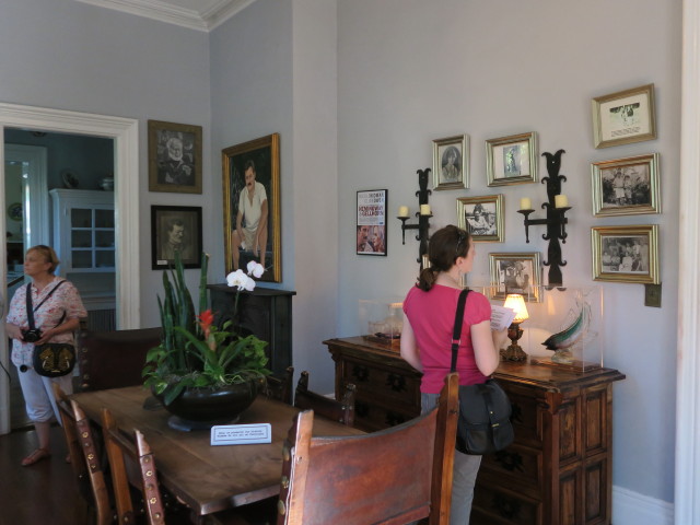 Sabine im Ernest Hemingway House in Key West (15. Nov.)