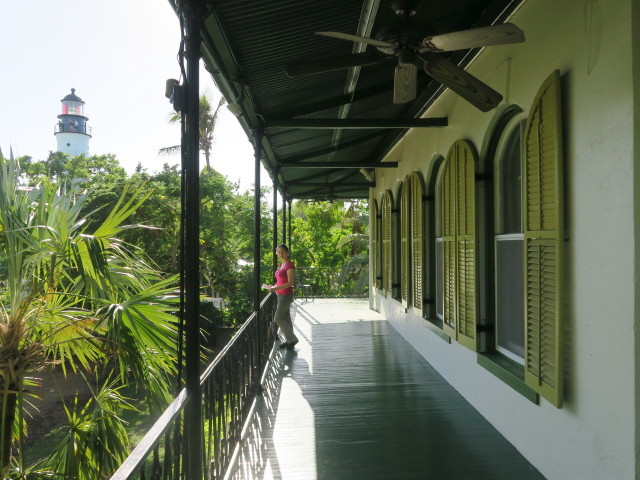 Sabine im Ernest Hemingway House in Key West (15. Nov.)