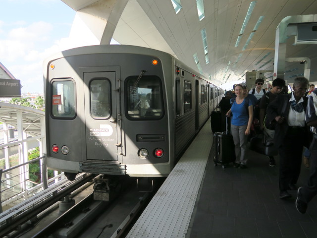 Sabine in der Miami Airport Station (18. Nov.)