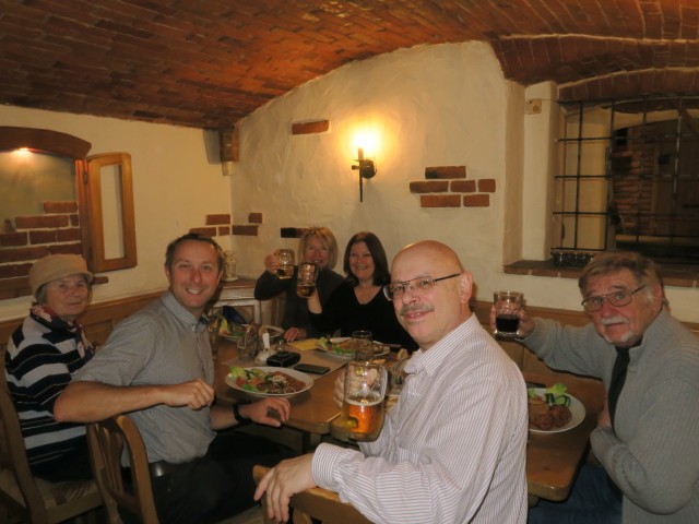 Oma, ich, Mama, Annamarie, Roberto und Papa im Restaurant Beran