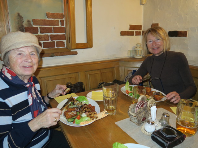 Oma und Mama im Restaurant Beran