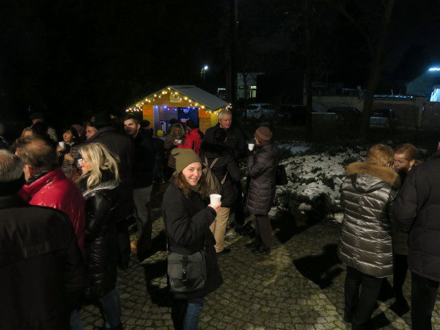 Sabine bei der Pfarrkirche Süßenbrunn