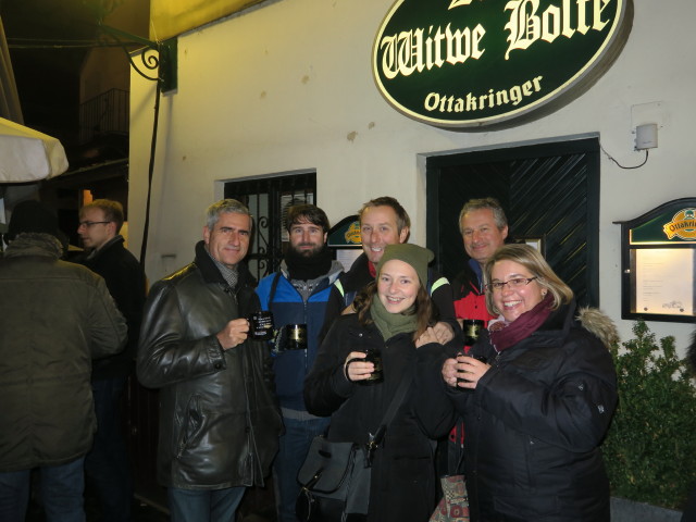 Friedrich, Rafael, ich, Sabine, Erich und Doris beim Restaurant Witwe Bolte am Weihnachtsmarkt am Spittelberg