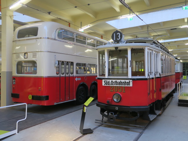 Doppelstockbus und Straßenbahnwagen 2051