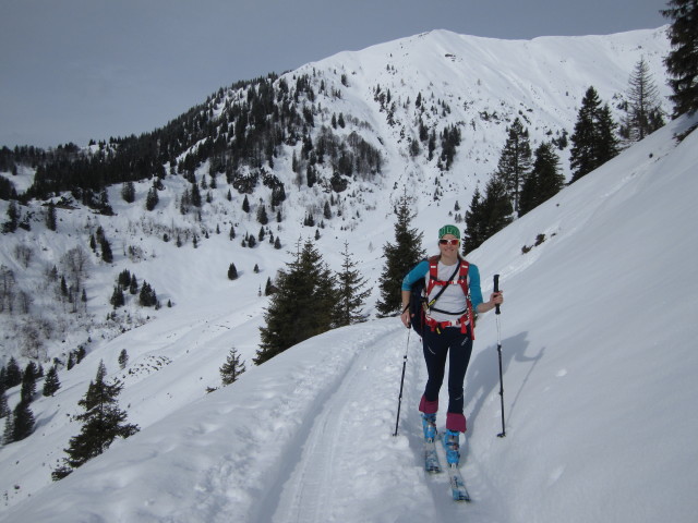 Claudia zwischen Rinnbergalm und Angerkaralm