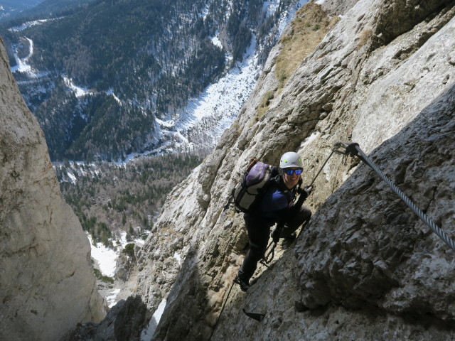 Haid-Klettersteig: Ursula zwischen großem Kessel und Kamin