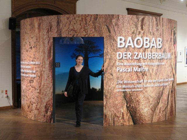 Sabine in der Sonderausstellung 'Baobao - Der Zauberbaum'