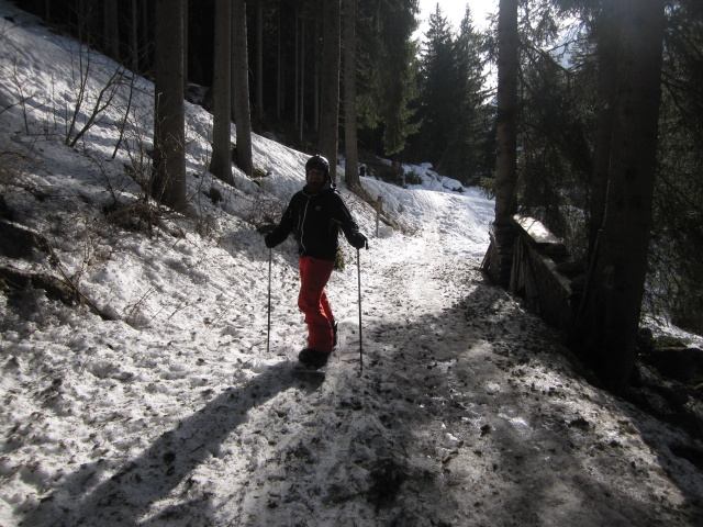 Markus zwischen der Piste und dem Hotel-Garni Corinna (8. Apr.)