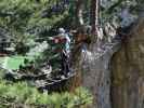 Gebirgsvereins-Klettersteig: Sabine auf der Seilbrücke