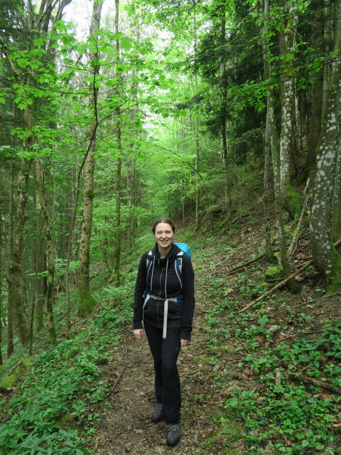 Sabine am Weg 492 zwischen Rotstein und Spring (5. Mai)