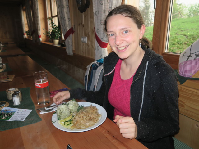 Sabine in der Ennser Hütte, 1.293 m (5. Mai)