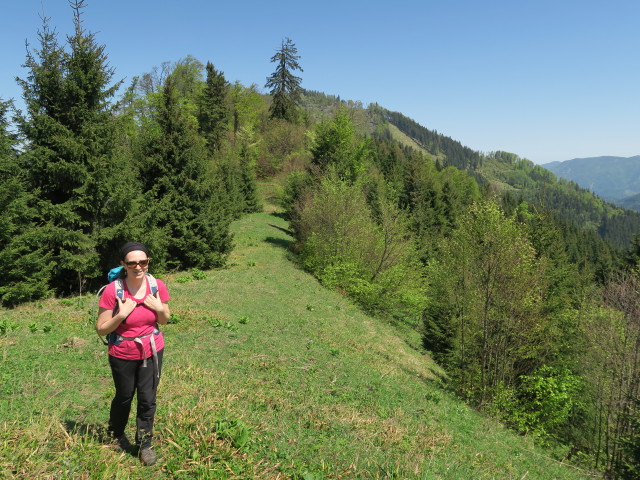 Sabine am Weg E10 zwischen Reiflingeck und Hochzöbel (6. Mai)