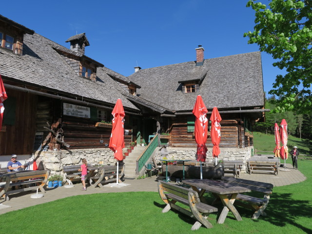 Sabine auf der Schüttbaueralm, 1.070 m (6. Mai)