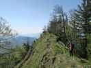 Sabine am Weg E10 zwischen Vorgipfel des Ochsenkogels und Ochsenkogel (6. Mai)