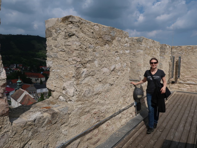 Sabine auf der Stadtmauer