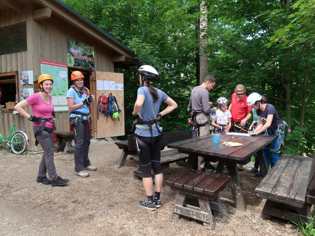 Kletterwald Buchenberg: Sabine, Kerstin, Karin, Stefan, Katja Lin, ? und Sonja beim Eingang