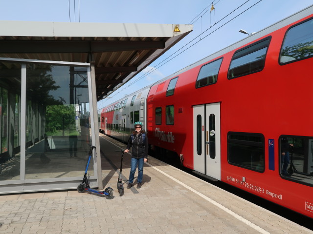 Sabine im Bahnhof Etsdorf-Stra&szlig;