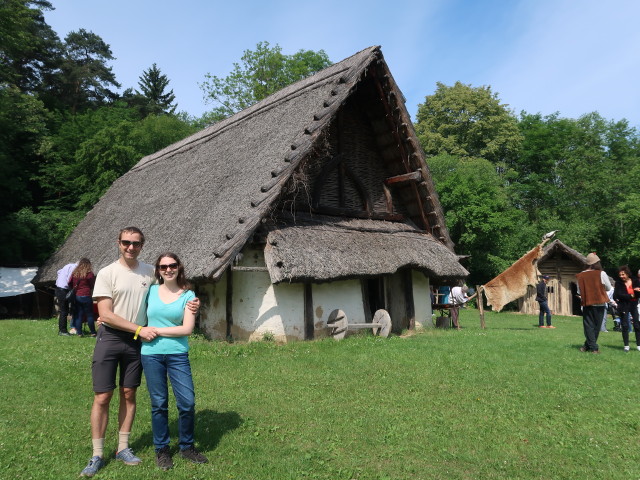 Ich und Sabine im Germanischen Gehöft