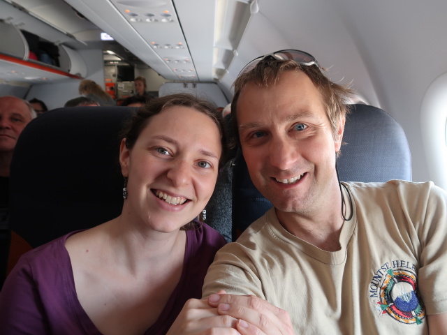 Sabine und ich am Flughafen Wien-Schwechat, 179 m (26. Mai)