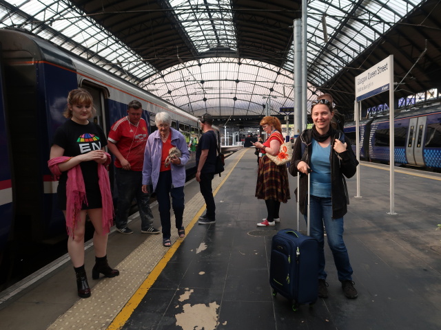 Sabine in der Glasgow Queen Street Station (30. Mai)