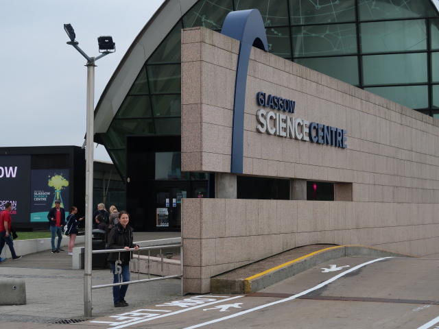 Sabine beim Glasgow Science Centre (31. Mai)