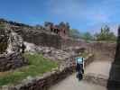 Sabine im Urquhart Castle (29. Mai)