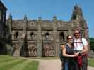 Sabine und ich bei der Holyrood Abbey in Edinburgh (1. Juni)