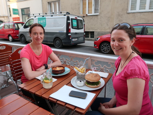 Carmen und Sabine im Restaurant Odysseus