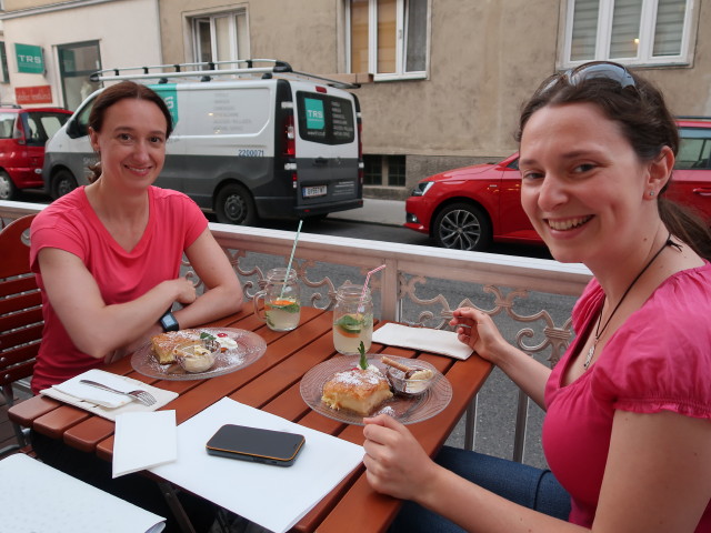 Carmen und Sabine im Restaurant Odysseus
