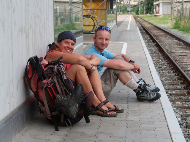 Gudrun und Christoph am Bahnhof Matrei, 995 m (10. Juni)