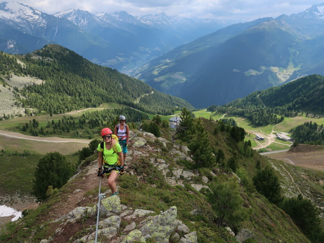 Speikboden-Klettersteig: Sigrid und Leonie zwischen Notausstieg und Seilbrücke