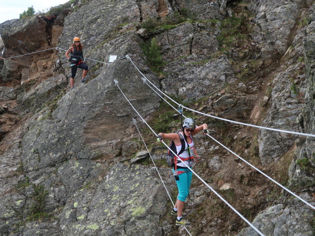 Speikboden-Klettersteig: Leonie auf der Seilbrücke