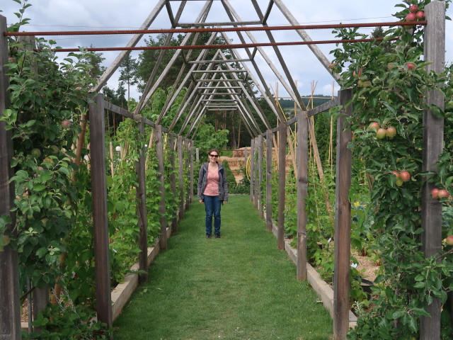 Sabine im Gemüsegarten