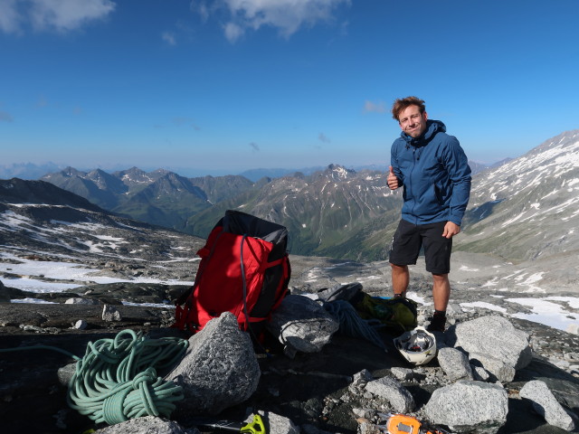 Christoph zwischen Neveser Höhenweg und Östlichem Nevesferner (30. Juni)