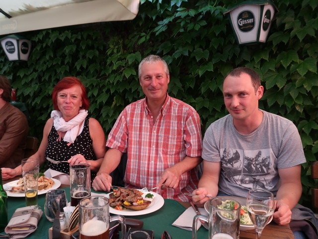 Michaela, Erich und Werner im G&ouml;sserbr&auml;u (4. Juli)