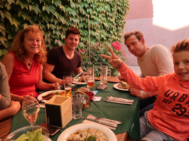 Marion, Alexander, Christoph und Moritz im G&ouml;sserbr&auml;u (4. Juli)