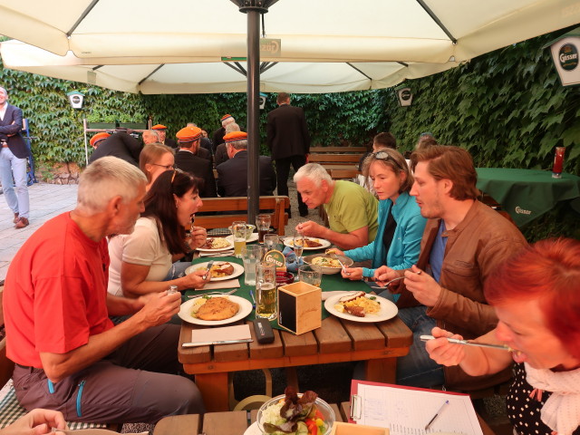 Josef, Birgit, Ulrike, Reinhard, Irene, Thomas und Michaela im G&ouml;sserbr&auml;u (4. Juli)