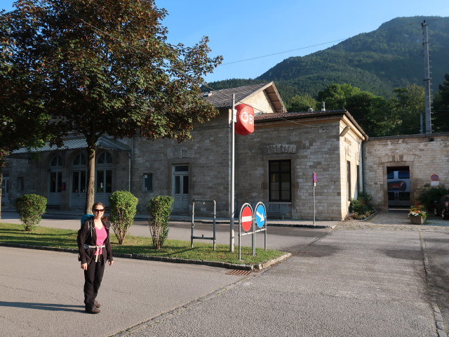 Sabine beim Bahnhof Payerbach-Reichenau