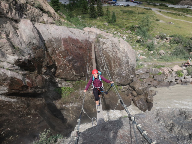 Holderli-Seppl-Klettersteig: Angela auf der ersten Brücke (4. Aug.)