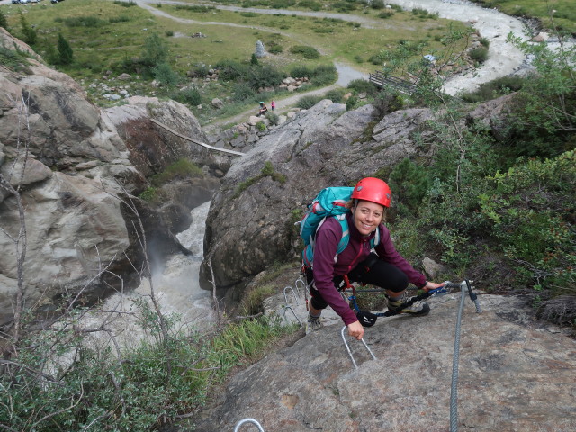 Holderli-Seppl-Klettersteig: Angela zwischen erster und zweiter Br&uuml;cke (4. Aug.)