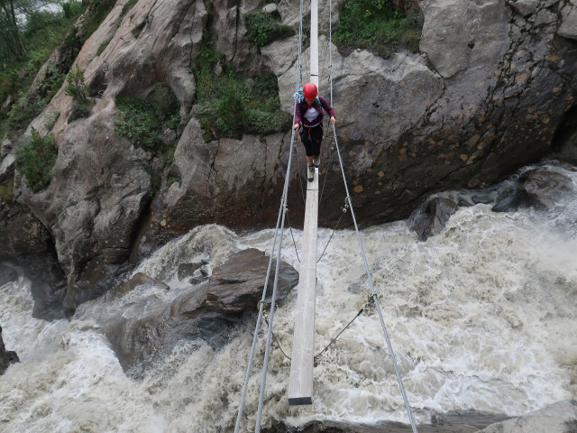 Holderli-Seppl-Klettersteig: Angela auf der zweiten Brücke (4. Aug.)